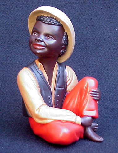 petit gar con au casque colonial
